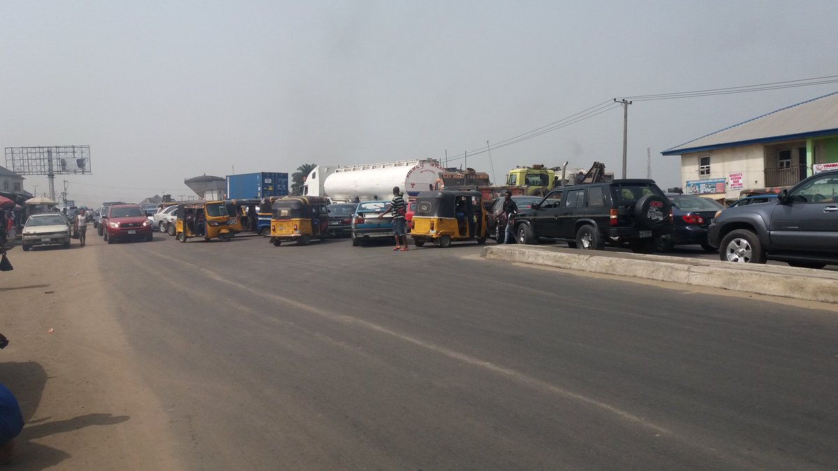 TheNerveAfrica's tweet image. #TrafficMap: Gridlock on East West Road by Rumudara/Tank/Rumukwurushi axis.