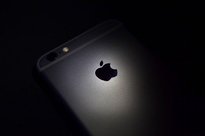 Techvicity's tweet photo. Apple's iPhone 8 may have wireless charging that works up to 15Feet  away from the power supply #Apple #iPhone8
https://t.co/dE70ZJFXCX https://t.co/668V6IklkV