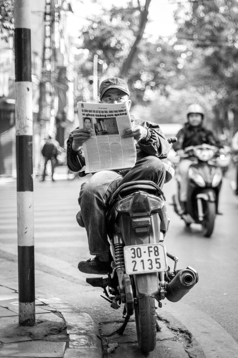 fumierecedric's tweet photo. Spying - Man seated in Hanoi streets (Hanoi, VN, 2016) #BlackAndWhite #Candid #Man #Newspaper #People #StreetPhotography #StreetsOfHanoi https://t.co/L3M6IbOO4V