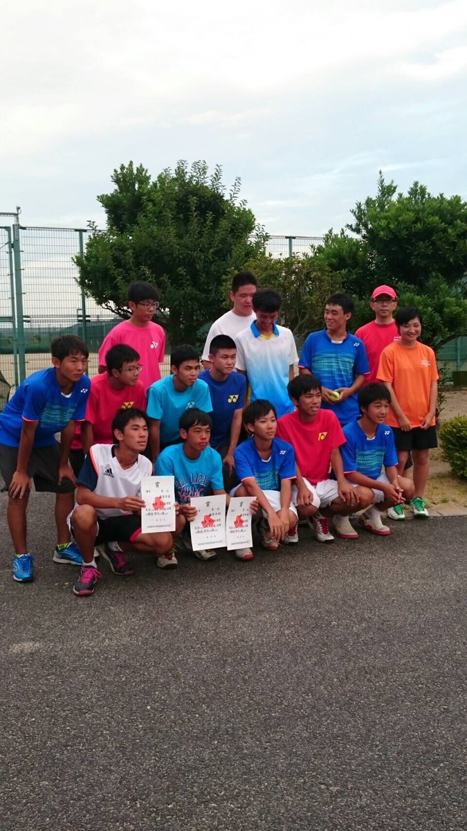 takuya_178's tweet photo. 今日で硬式テニス部引退しました🎾
5年間本当にテニス部入って楽しかったし毎日の部活が幸せだった😎
最高の思い出ありがとう
近大テニス部めっちゃ大好きです👍 https://t.co/iiiTzFaREY