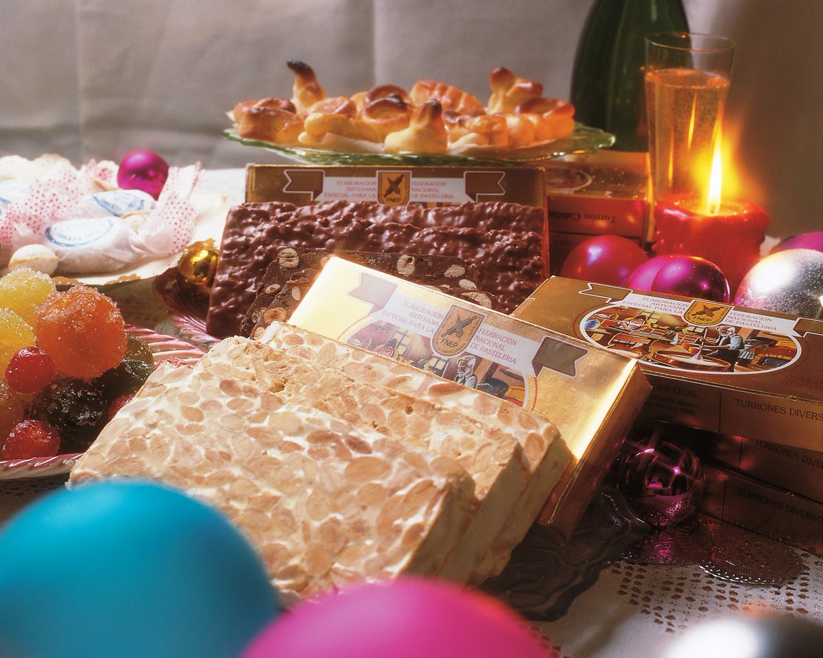 Spain_in_CH's tweet photo. Der Star dieser Tage ist jedoch zweifelsohne der turrón als beliebtes Weihnachtsgebäck in #Spanien. #ChristmasinSpain #turron #Gastronomy https://t.co/qsM8YRqzY9