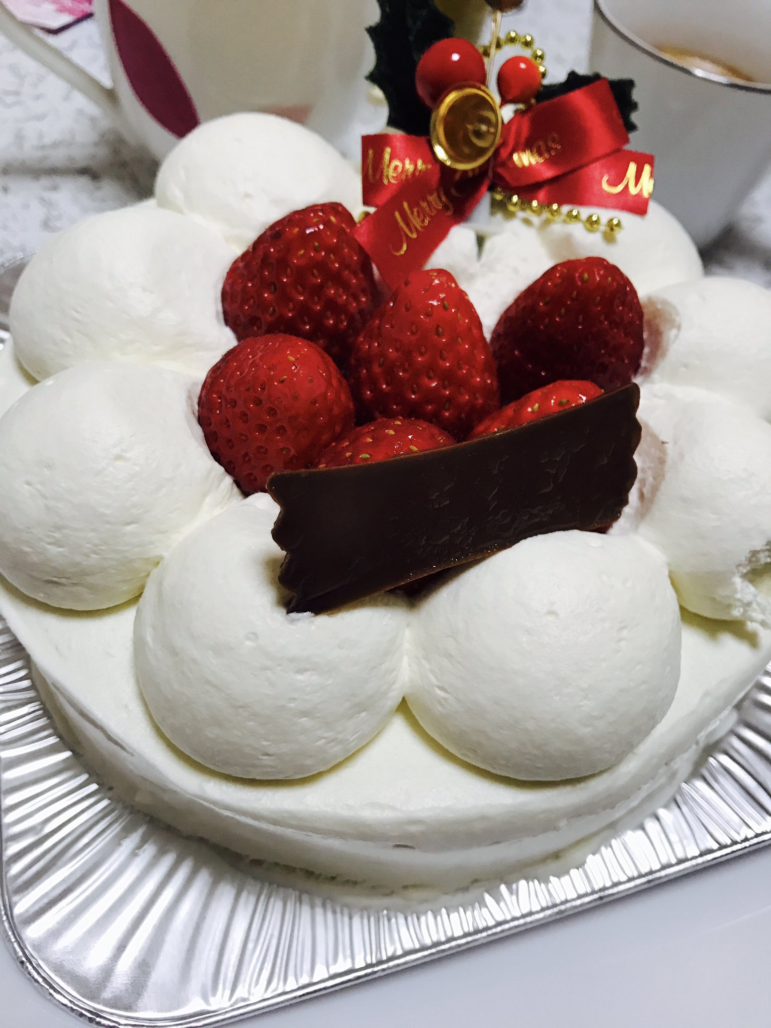 ポメラニアン ぬーちゃん 1枚め クリスマスケーキのチョコレートが間違ってるー 笑 2枚め こっちが正解 3枚め ケーキを待つ真剣なぬーちゃん 4枚め ぬーちゃんにも少しだけ 金谷ホテルベーカリー クリスマスケーキ おいしかった ポメラニアン