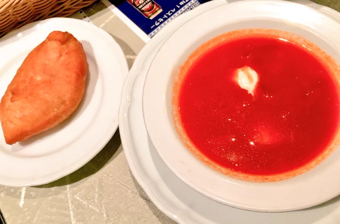 つゆちゃんと!!ご飯～～～!!ボルシチとピロシキキメてきました\\\└('ω')┘////
そして自慢～～!!!本人に載っけていいよって承諾貰った✨つゆちゃんに!!スケブ描いてもらった～～～!!!!😭😭😭めっっっちゃ可愛いユリ勇描いてもらった😭😭宝物にする😭😭😭🙏🙏🙏✨✨✨ 