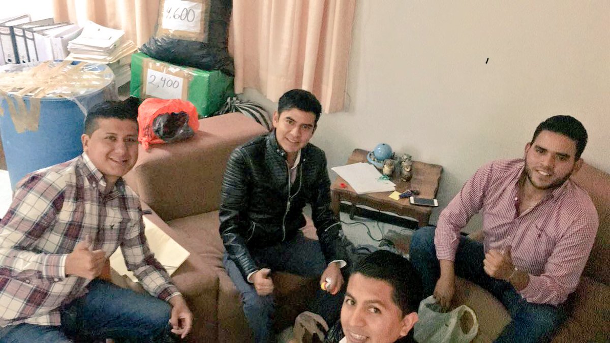 VICODEXMEX's tweet photo. Trabajando 24/7 con @AlanGutiDelRio, ya huele a Navidad!!! #ActitudVJA https://t.co/aRcE1Vjhlc