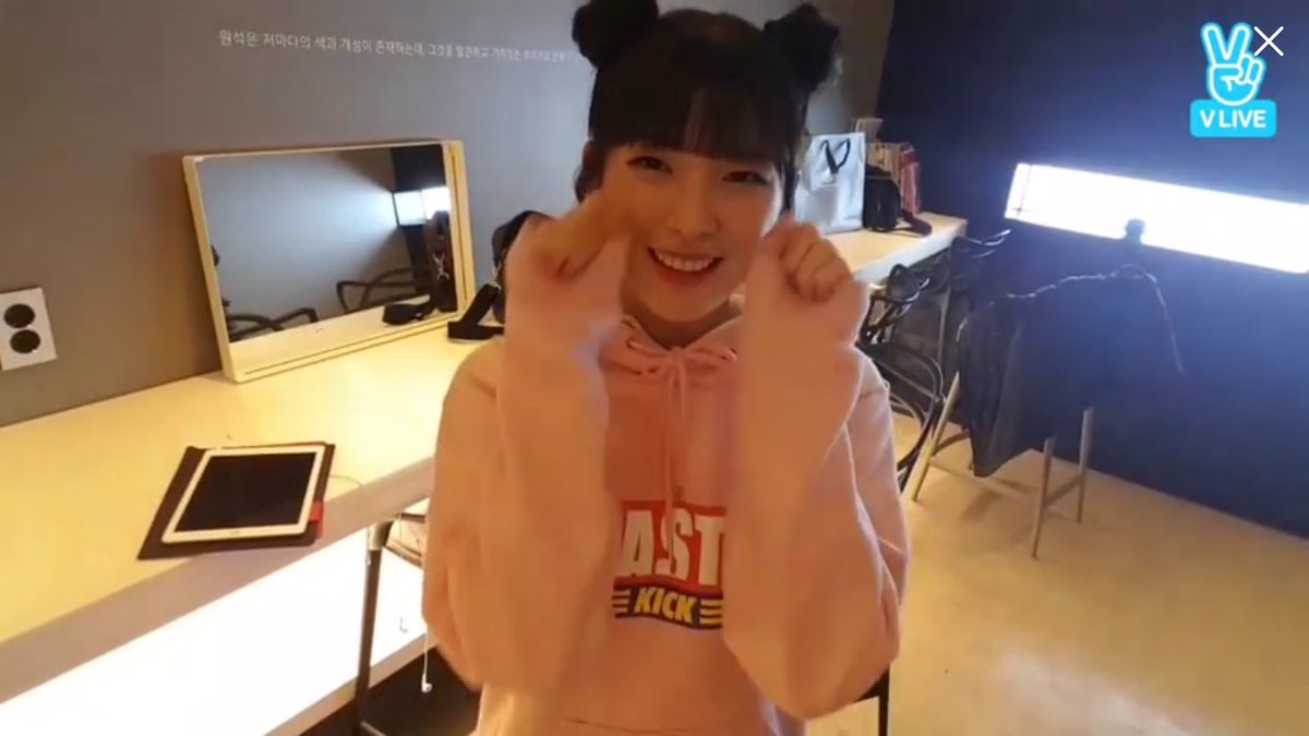 Vliveofficial's tweet photo. 옴걸이들 뮤뱅 특집 무대 후 깜짝 브이앱! 여기저기 난리난 아린이 샤샤샤 또 봐도 극한의 깜찍함 .+:｡ヽ(´∀｀)ﾉﾟ.+:｡ 이쁘니들 넘나 수고해쒀❤️❤️❤️ #오마이걸 #OHMYGIRL https://t.co/XePvIkJFGa https://t.co/K0NJGEfmt5