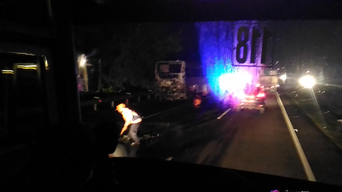 21.07: RT <a href="/MamatLubis/">masmamatlubis</a>: Bus Haryanto B-7139-BGA terbakar KM 193 Tol Palikanci sudah ditepi dan dipadamkan petugas.