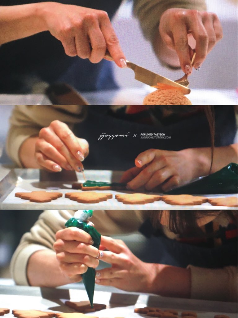 [PIC][20/21-12-2016]TaeYeon xuất hiện tại SUM CAFÉ để tham gia làm bánh Giáng Sinh vào chiều nay - Page 4 C0Xd6ruVIAAg7Ch