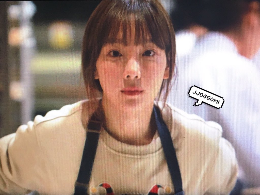 [PIC][20/21-12-2016]TaeYeon xuất hiện tại SUM CAFÉ để tham gia làm bánh Giáng Sinh vào chiều nay - Page 4 C0Xd6ucVIAAnPEc