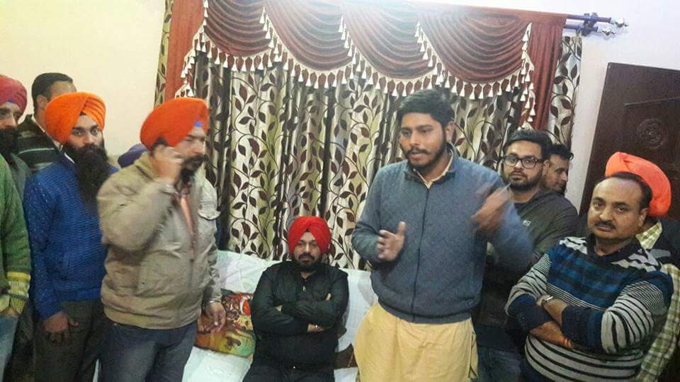 AapBatala's tweet photo. ਬਟਾਲਾ  ਗੁਰੂ ਨਾਨਕ ਕਲੋਨੀ ਚ ਨੁੱਕੜ_ਮੀਟਿੰਗ ਕਰਦੇ ਹੋੲੇ ੳੁਮੀਦਵਾਰ ਗੁਰਪ੍ੀਤ ਸਿੰਘ ਵੜੈਚ ਤੇ ਗੁਰਦਾਸਪੁਰ ਯੂਥ ਜੋਨ ਇਚਾਰਜ ਸ਼ੈਰੀ ਕਲਸੀ https://t.co/mgGTCN5J41