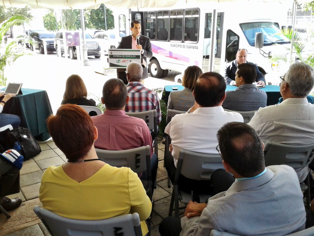 DTOP's tweet photo. [AHORA] @SecDTOP anuncia entrega de 28 vehículos para facilitar movilidad de personas de edad avanzada, con impedimentos y a los municipios https://t.co/Hxu5eFMYKX