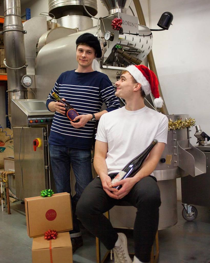 NudeEspresso's tweet photo. Wishing everyone a very merry xmas from our roasting team! We're out! #naturalwine #readyf… https://t.co/7NgGr8xok4 https://t.co/eY1AhKvgfD