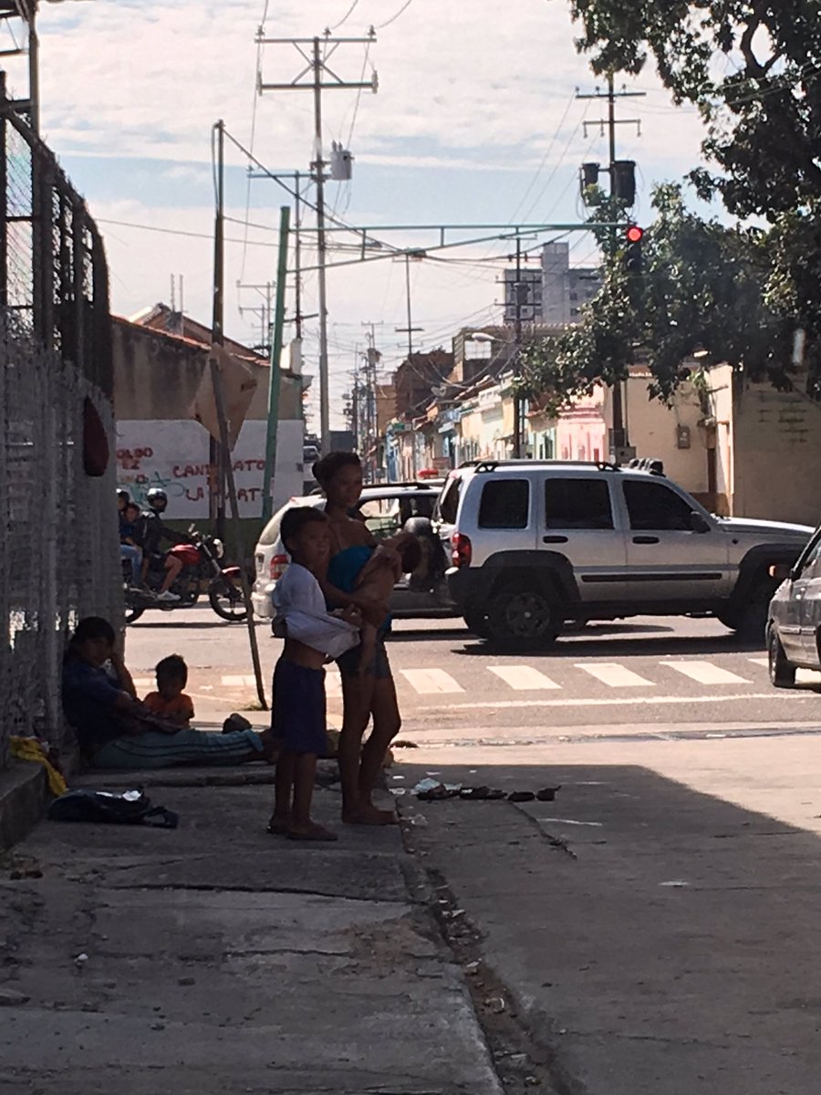 Gelanik's tweet photo. Esto slo qveo todos los días xlas calles dl centro.Será qsoy la única qlo ve?Q haces x ellos? @miguelcocchiola @Reporte24VE @Alc_Valencia https://t.co/Vz7Z2Ym33m
