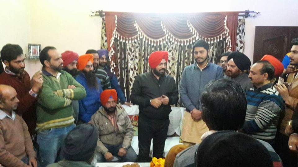AapBatala's tweet photo. ਬਟਾਲਾ  ਗੁਰੂ ਨਾਨਕ ਕਲੋਨੀ ਚ ਨੁੱਕੜ_ਮੀਟਿੰਗ ਕਰਦੇ ਹੋੲੇ ੳੁਮੀਦਵਾਰ ਗੁਰਪ੍ੀਤ ਸਿੰਘ ਵੜੈਚ ਤੇ ਗੁਰਦਾਸਪੁਰ ਯੂਥ ਜੋਨ ਇਚਾਰਜ ਸ਼ੈਰੀ ਕਲਸੀ https://t.co/mgGTCN5J41