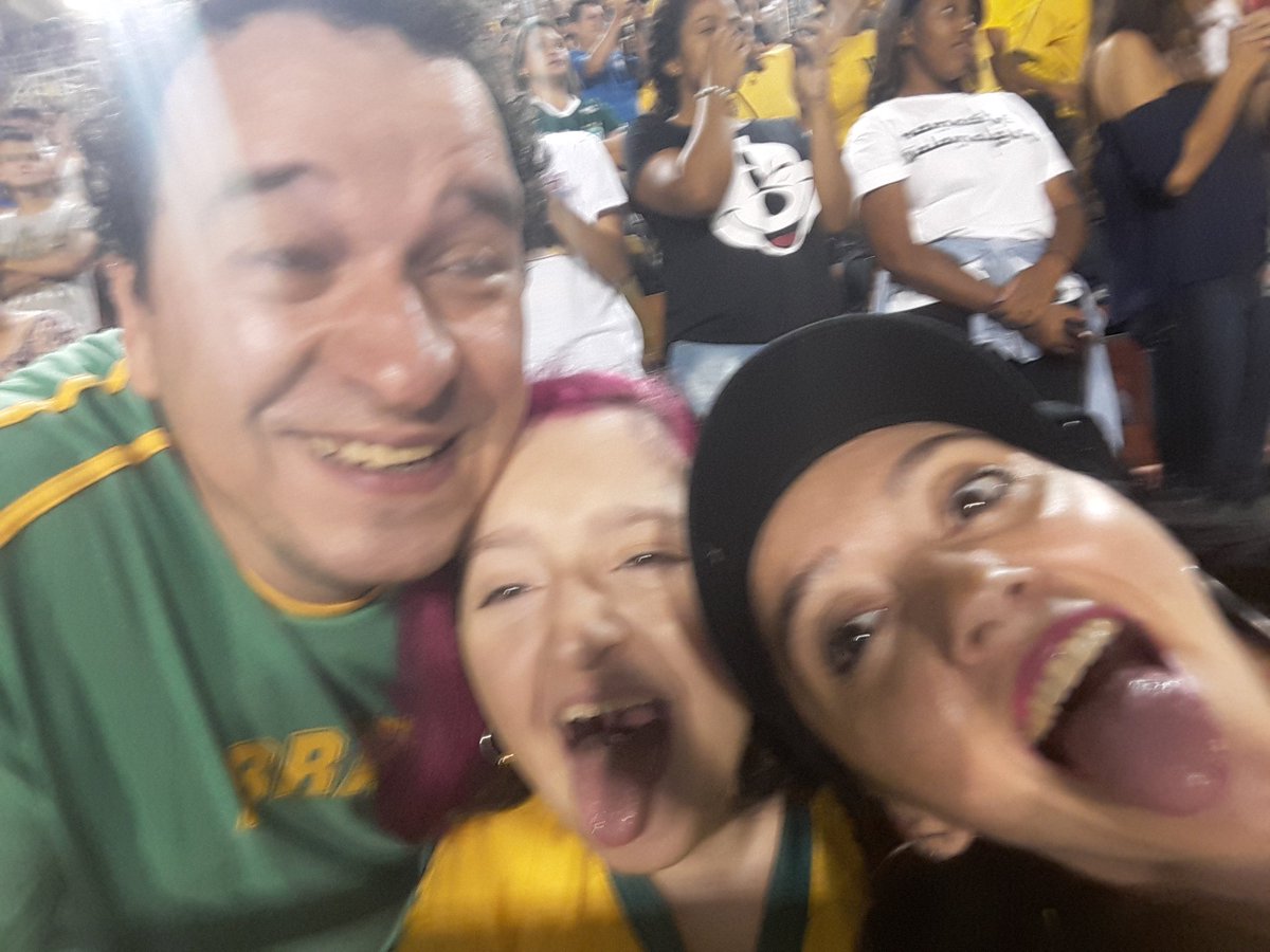 simonecorocine's tweet photo. @denilsonshow adoramos o jogo ontem!!!Essa menina aí do meio te adora!! https://t.co/p6zkj1zoh5