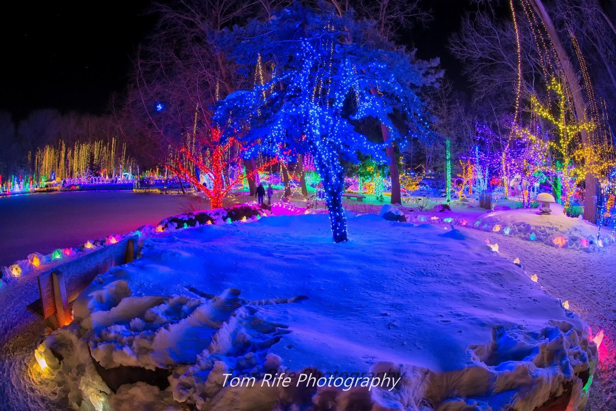 RotaryGardensWI's tweet photo. It's #Santa's last night at the Holiday Light Show! Come say hello! Doors open at 4 p.m. #Janesville #Wisconsin #HLS2016 https://t.co/o6nArHtYII