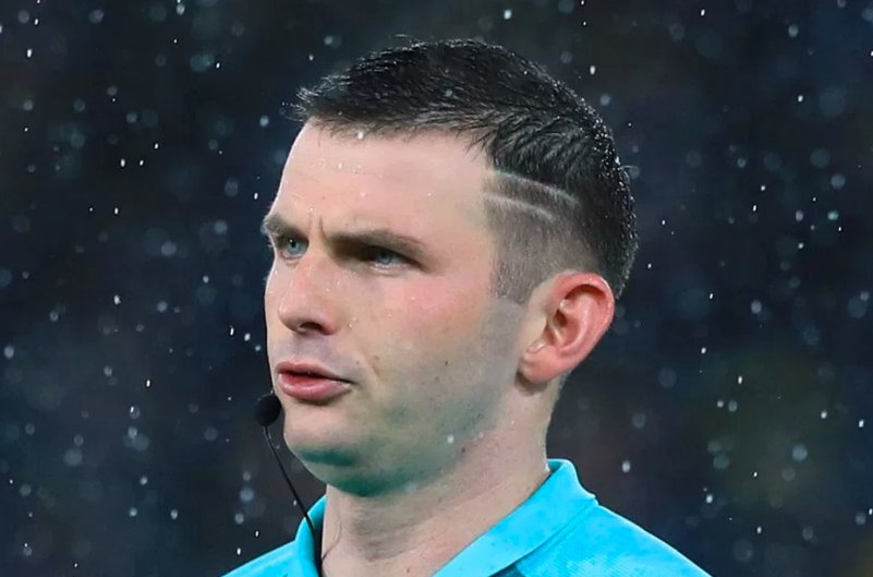 YoungRedsMY's tweet photo. ref match vs stoke nanti, michael oliver #dualine https://t.co/NZTgTusrXB