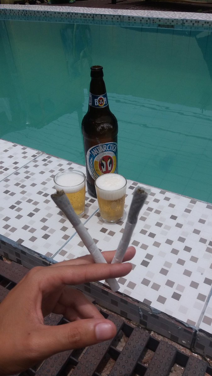 VintteDoiss's tweet photo. Ta acontecendo rs 🎈🏊🍺 https://t.co/cx3pMXoM47