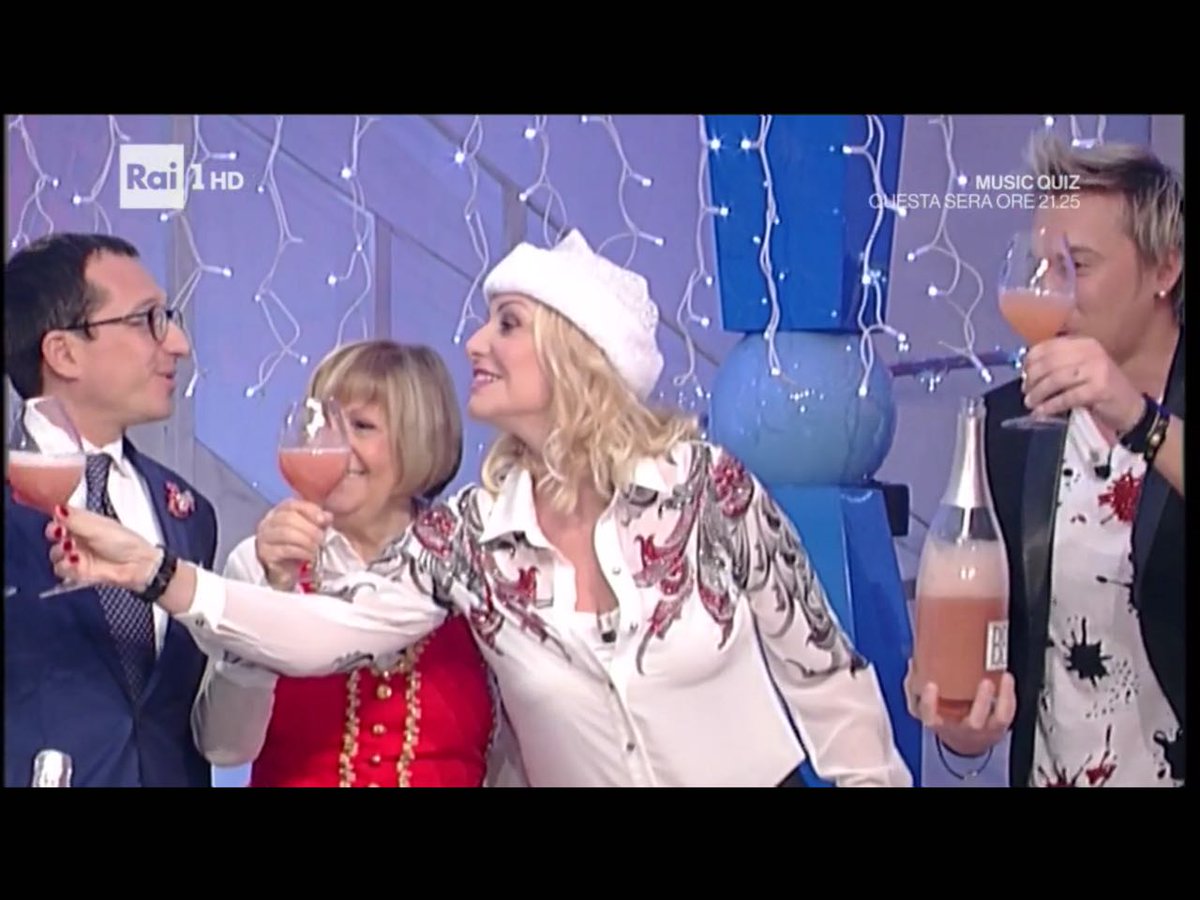 Attenzione attenzione, oggi Antonella Clerici ha brindato con Bellini Canella a #laprovadelcuoco #antonellaclerici #bellinicanella