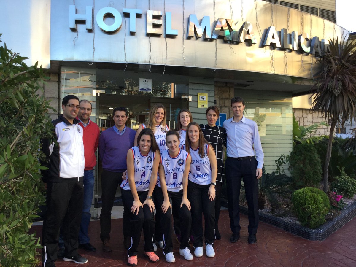 FundLucentum's tweet photo. Hoy el #FLBAAkra Sénior Femenino A se ha ido de brunch con la invitación de su patrocinador, el @mayaalicante, celebrando la #Navidad. https://t.co/Wy7PSdOfy3