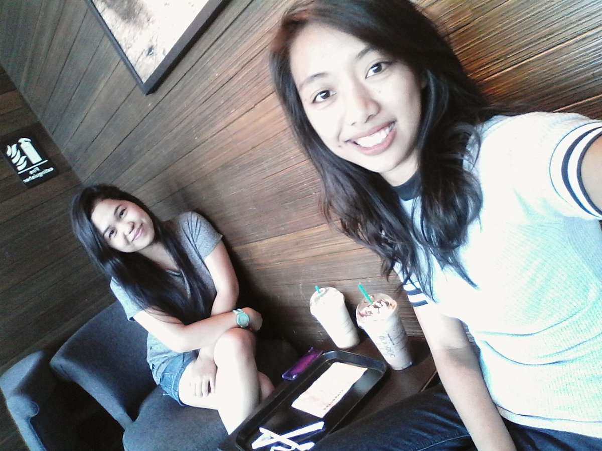 _jeninay's tweet photo. 10987654421 hahahaha finally haha nakapagkita ulit tayo.. miss you dra :-* @ilovegeorgieee https://t.co/P2uRUCTthp