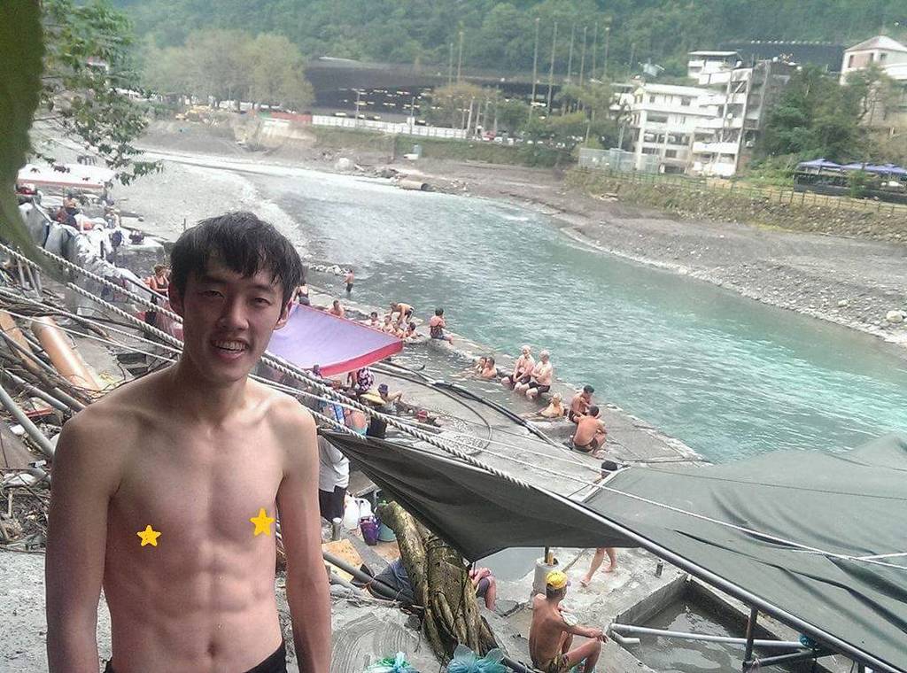 Jeff Huang 烏來半日遊 免費在地野溪溫泉與阿北聊天 老街吃各種沒聽過的野菜 盯著看30分鐘也覺得療癒的烏來瀑布 離新店捷運站公車30分鐘 其實烏來很不錯 烏來