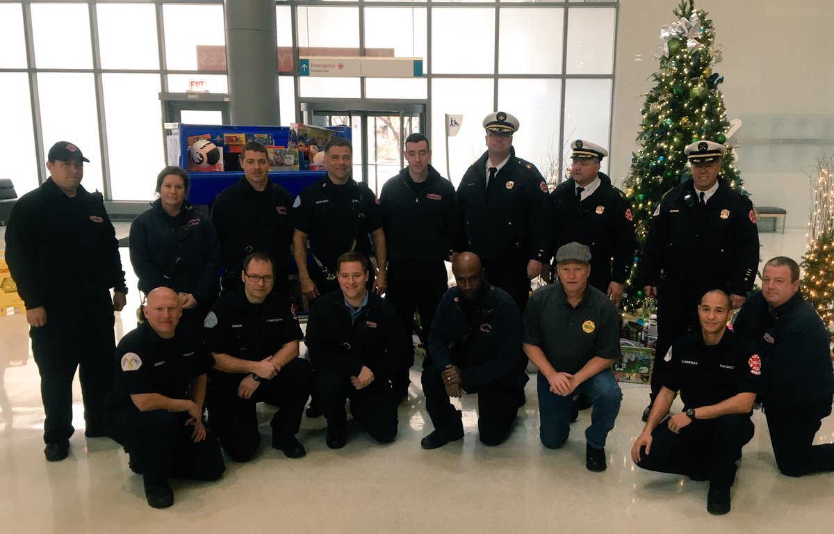 DMrazek's tweet photo. @ChicagoFireDep delivers presents for kids at #rushchildren @RushMedical #rushtweets https://t.co/G7By6vn5l4