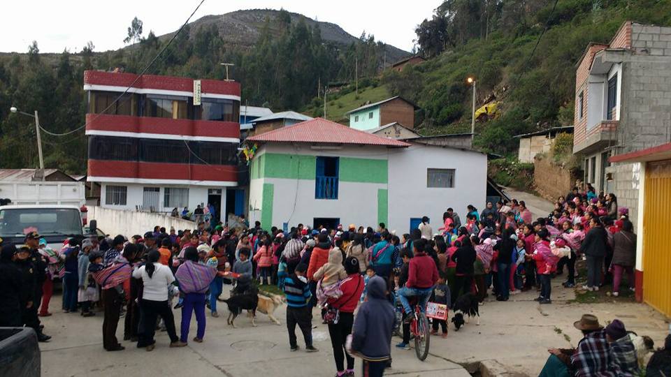 RoyVenturaA's tweet photo. Centro Poblado Sunec en el distrito de Ticlacayán, llevando alegría y compartiendo con los que verdaderamente necesitan. #PascoPresente https://t.co/Gli4JhPXCN