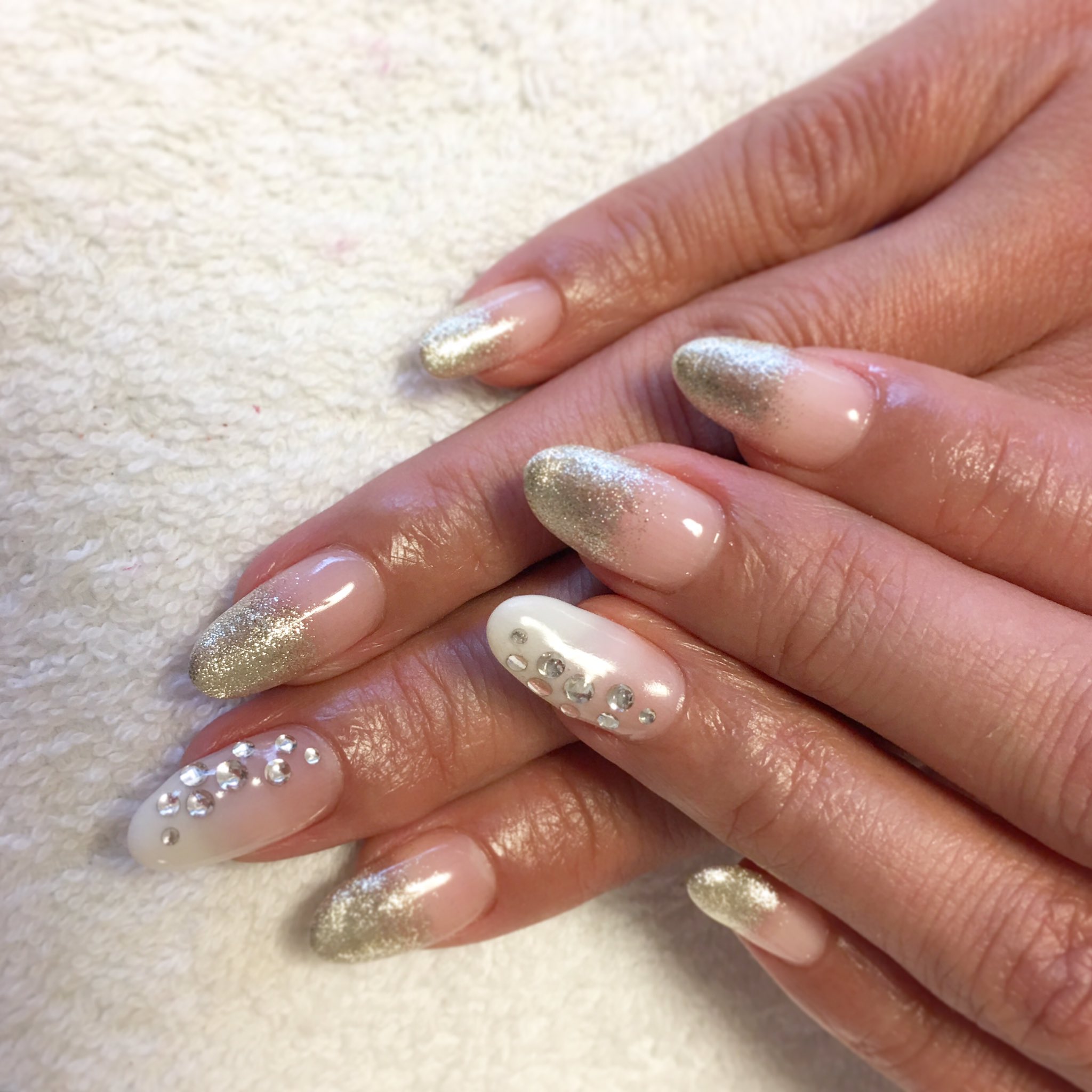 Nail Salon Crescendo シルバーラメとホワイトネイル 世の中はクリスマス ネイル デザインは もう年末 お正月仕様ネイルです 清楚な冬っぽいデザインが人気です 五反田クレッシェンド 冬ネイル 年末ネイル T Co 3j32gj3m44 Twitter