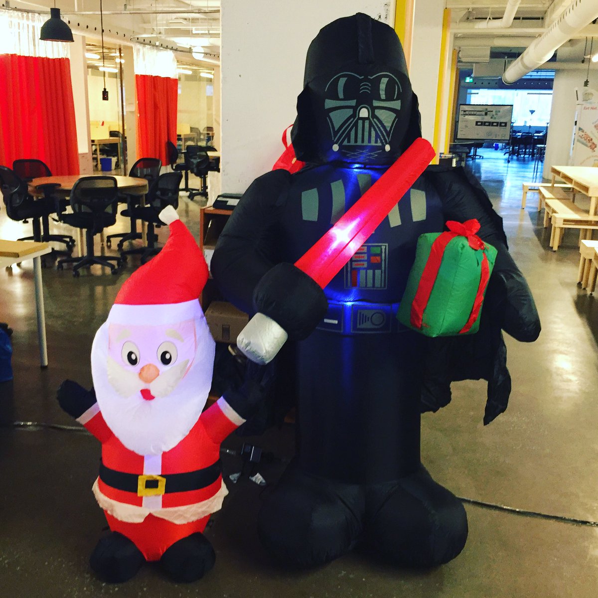 arwidb's tweet photo. Look who stepped into the office today #merrychristmas https://t.co/9kiSFoSBRc