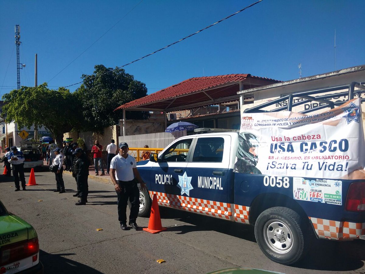 VialHuajuapan's tweet photo. en coordinación con @ComisariaH  se implementa operativo para exhortar a motociclistas al uso del casco de seguridad. @VialHuajuapan https://t.co/kgQclHQxtc