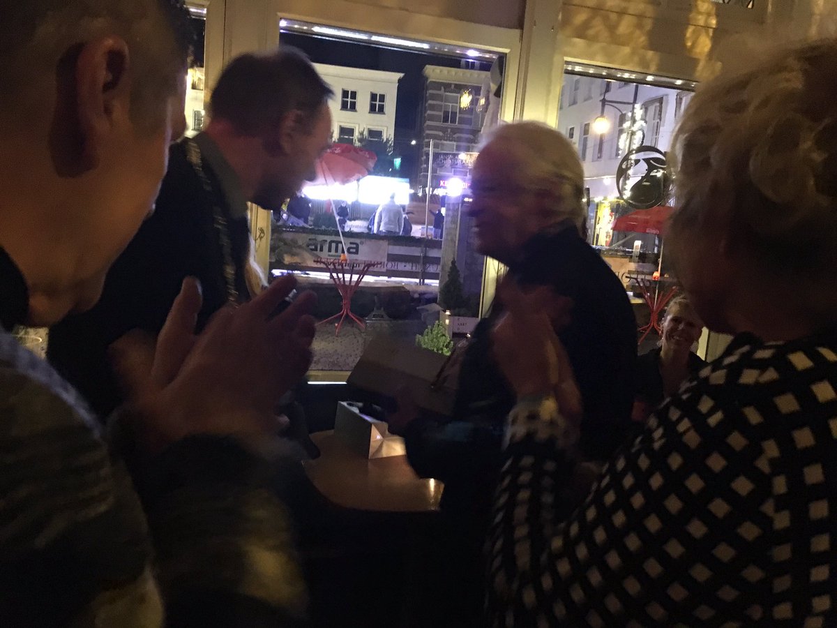 Vertrekkend <a href="/ArnhemCCA/">CCA</a> voorzitter <a href="/JosWegdam/">Jos Wegdam</a> ontvangt uit handen van wethouder <a href="/ronkonig/">Ron König</a> het Arnhems Meisje.