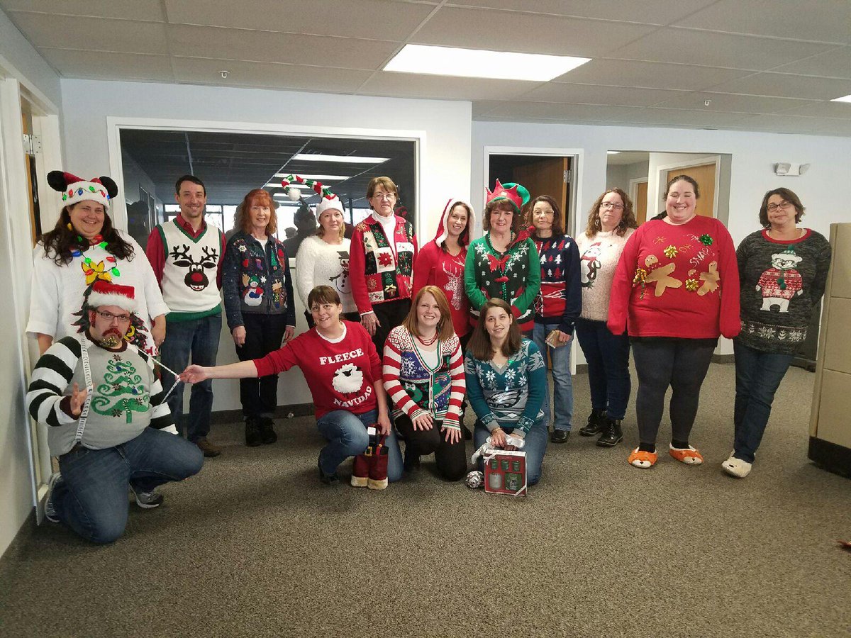 CompletePayroll's tweet image. Your friends at CPS wish you and yours a Happy Holidays Season and Joyful New Year! #completepayrollsolutions #happyholidays