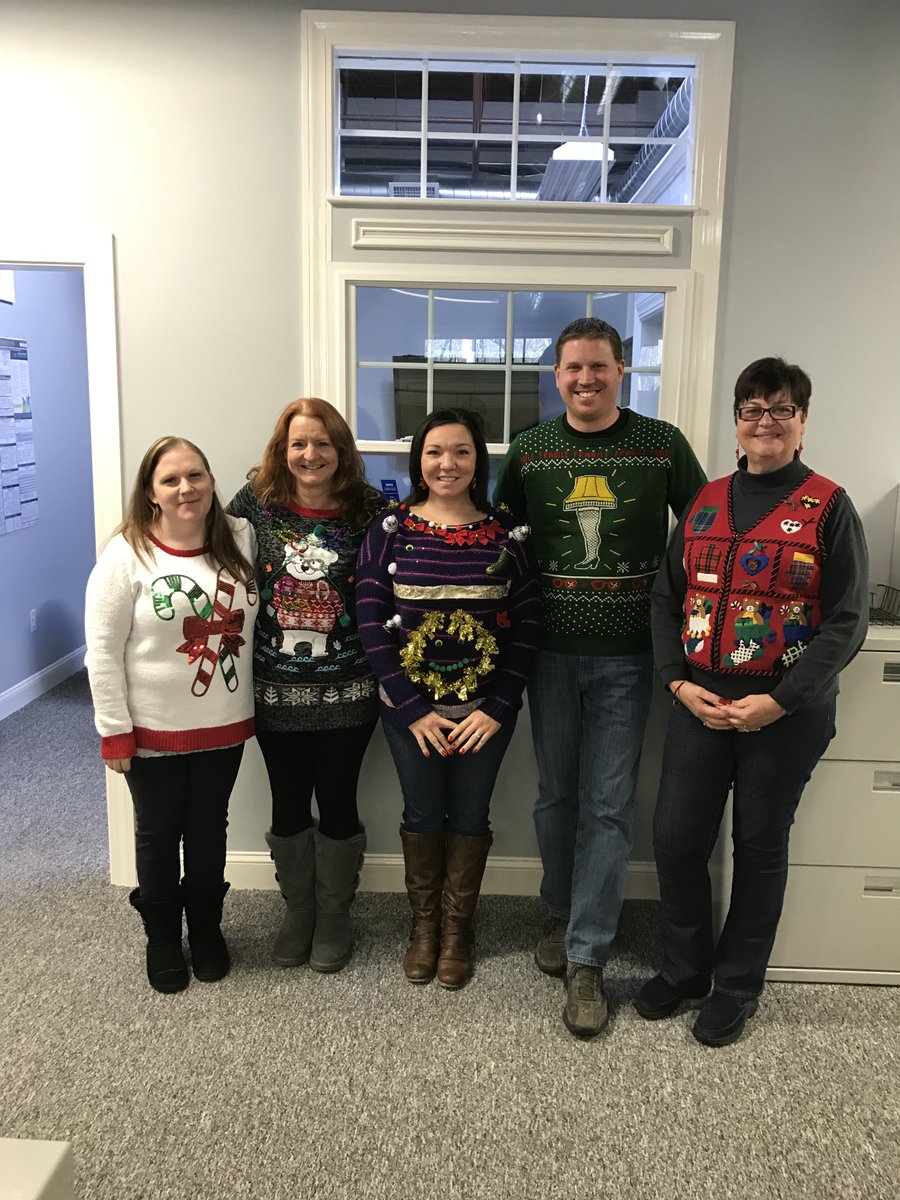 CompletePayroll's tweet image. Your friends at CPS wish you and yours a Happy Holidays Season and Joyful New Year! #completepayrollsolutions #happyholidays