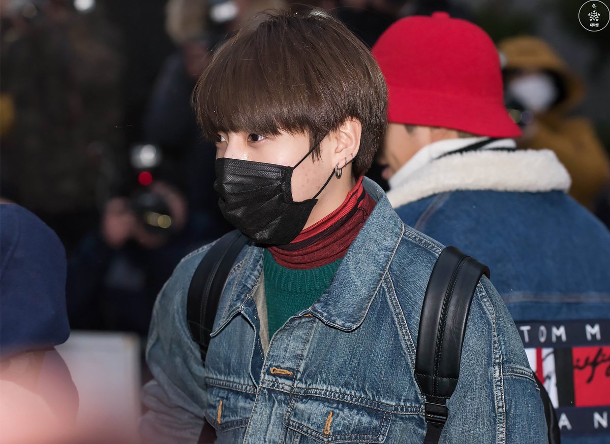 Assist_Upload's tweet photo. #방탄소년단 #BTS #정국 #JUNGKOOK  161223 뮤직뱅크 출근길 @BTS_twt @bts_bighit https://t.co/pQfVeLe8pK