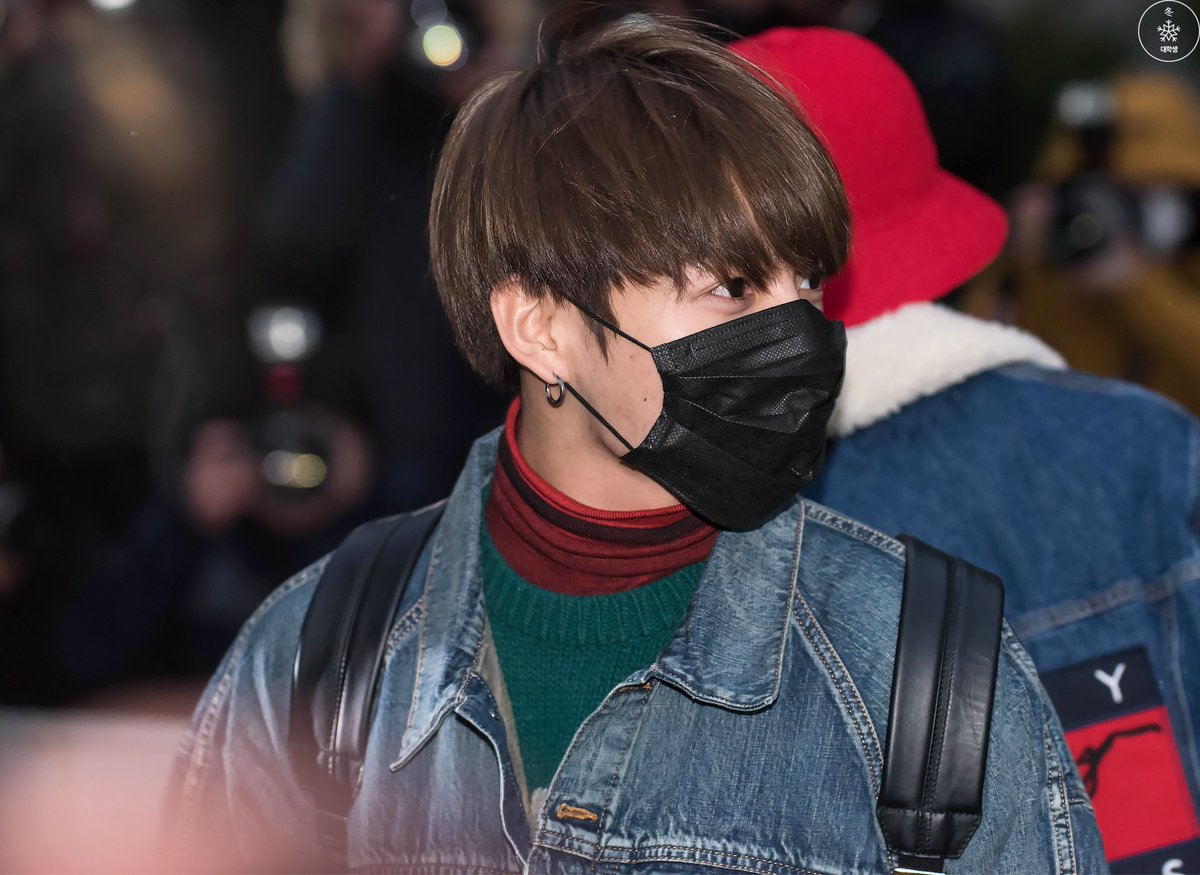 Assist_Upload's tweet photo. #방탄소년단 #BTS #정국 #JUNGKOOK  161223 뮤직뱅크 출근길 @BTS_twt @bts_bighit https://t.co/pQfVeLe8pK