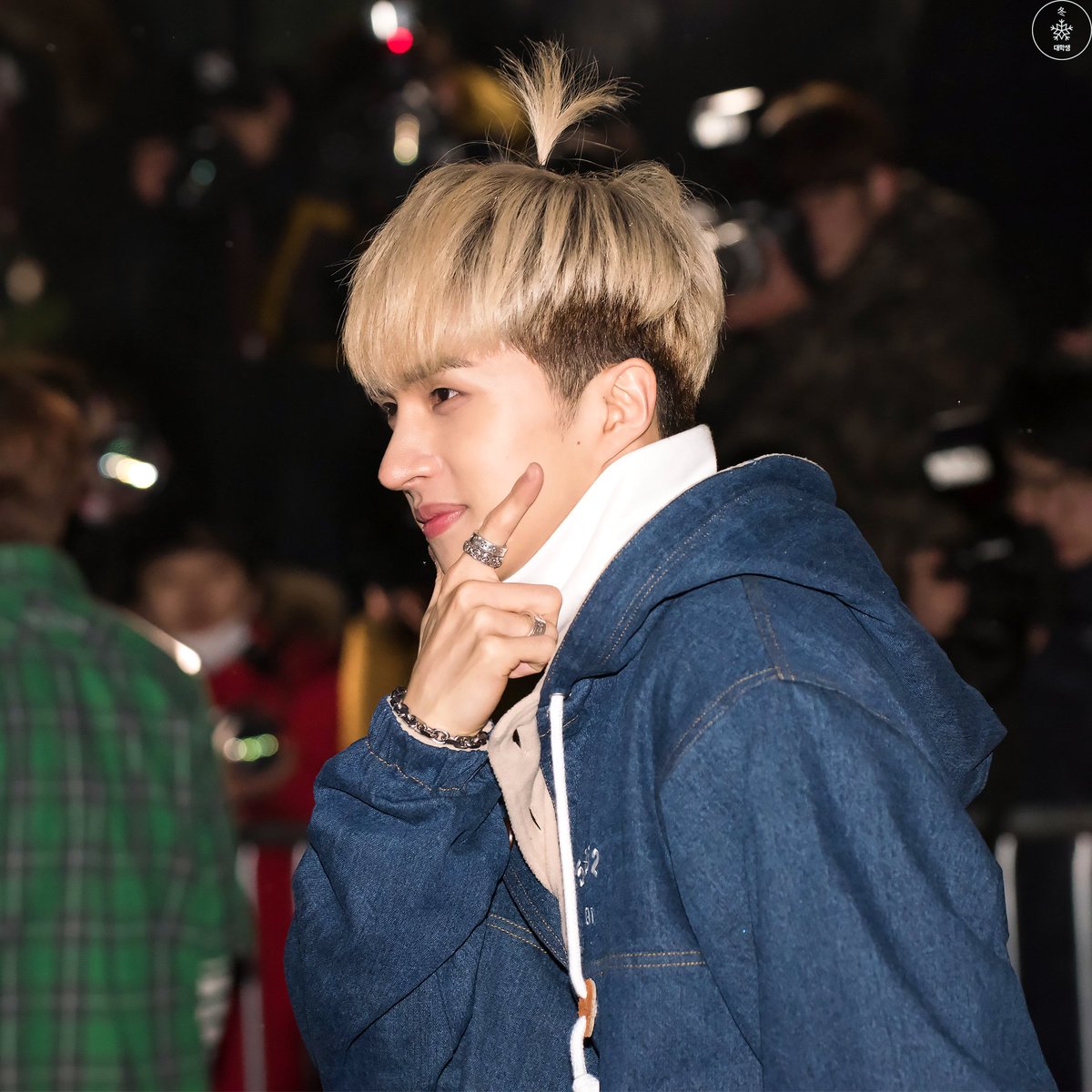 Assist_Upload's tweet photo. #빅스 #vixx #엔 #N #Ken #켄 161223 #뮤직뱅크 #출근길 @RealVIXX https://t.co/aZ26FfexvX