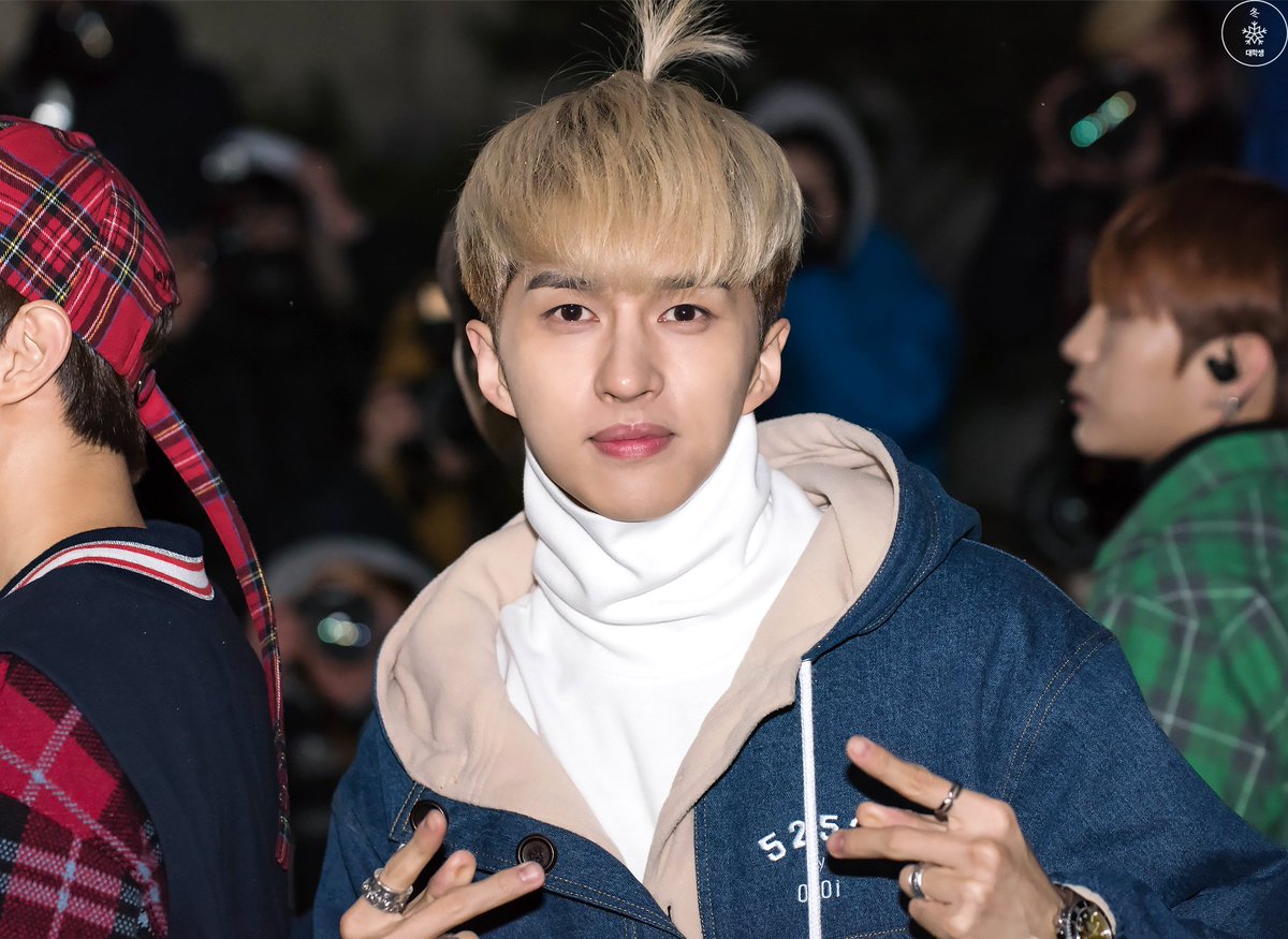 Assist_Upload's tweet photo. #빅스 #vixx #엔 #N #Ken #켄 161223 #뮤직뱅크 #출근길 @RealVIXX https://t.co/aZ26FfexvX