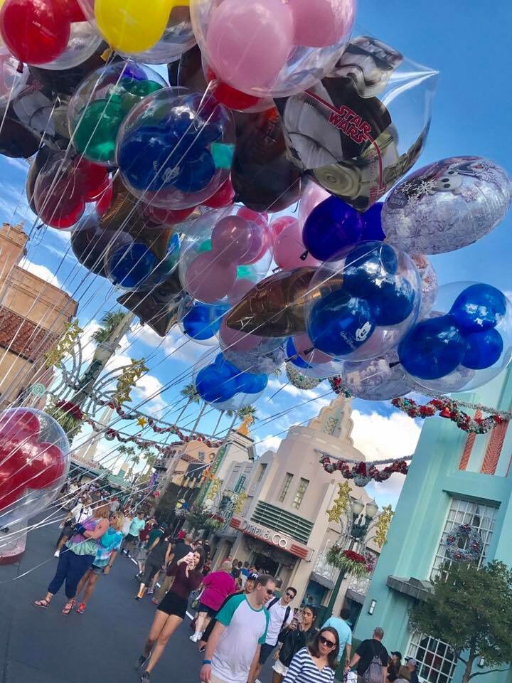Kissimmee_ES's tweet photo. ¡La magia siempre está presente en @WaltDisneyWorld, pero aún mucho más durante la fiestas de Navidad! 🎈✨😍🎄#DisneyFamilia #Disney #Navidad https://t.co/AKlxlXi6M9
