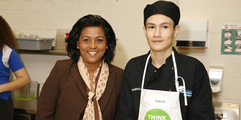 USARiceCAN's tweet photo. We hope you enjoy all the joy of this Christmas season @annettegroves. Thanks for joining us as a judge at the #ThinkRiceCan competition. https://t.co/7WS0jB1CIT