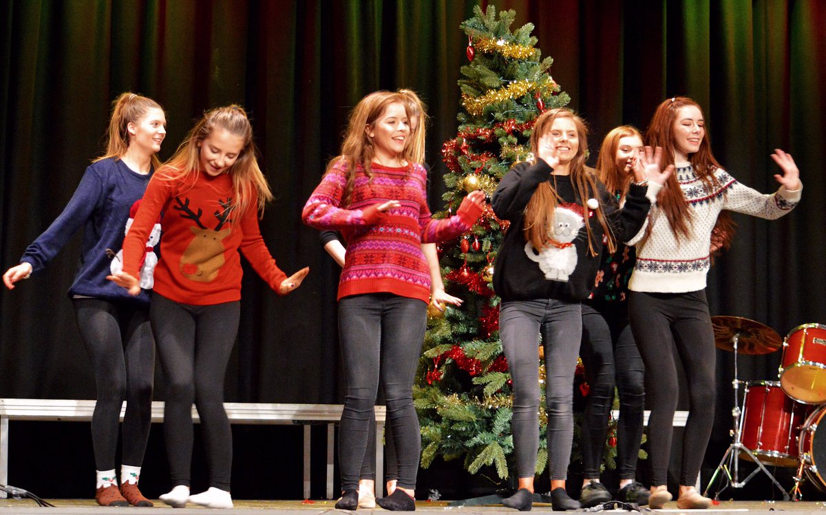 kinrosshigh's tweet photo. What a fantastic last day! Fabulous Ceilidh, concert and quiz! Ending 2016 with a bang! 🎉🎉🎄🎄 #merrychristmas  #kinrosshigh #2016DONE https://t.co/s2iCI8fMdn
