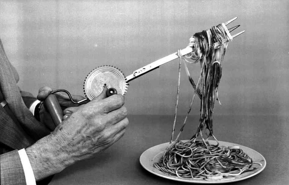 Anche tanti e tanti anni fa si faticava ad arrotolare gli spaghetti con la forchetta? Ecco un avvolgi spaghetti manuale!