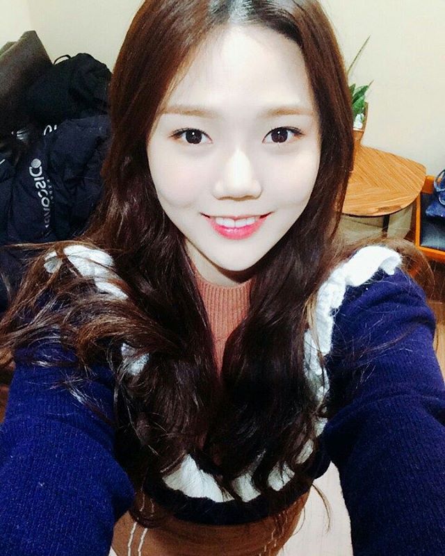 _WM_OHMYGIRL's tweet photo. 🎄☕ #효정 #HyoJung #과즙팡팡 #효리다 #오마이걸 #OHMYGIRL #OMG #daily #일상 #크리스마스 #christmas https://t.co/nr5UYWuY5o https://t.co/YA9YnNWm1H