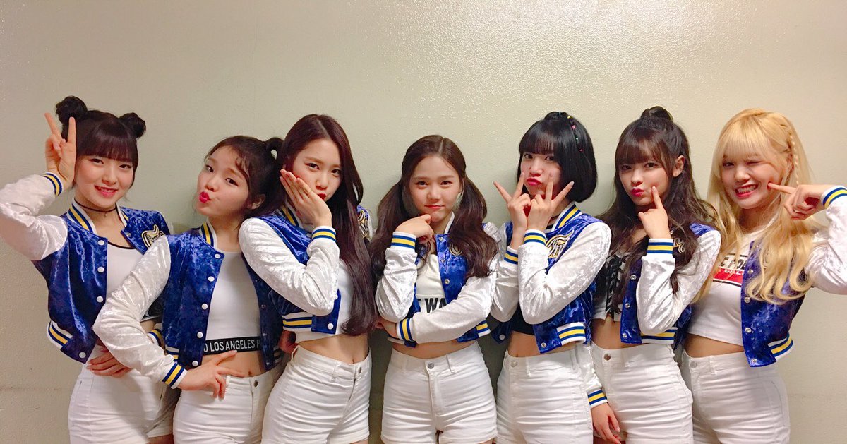 _WM_OHMYGIRL's tweet photo. [#OhTimes] 2016 연말 결산 뮤직뱅크에서 만난 #오마이걸 멤버들의 포토타임 📸 https://t.co/6gabkY71Mw
