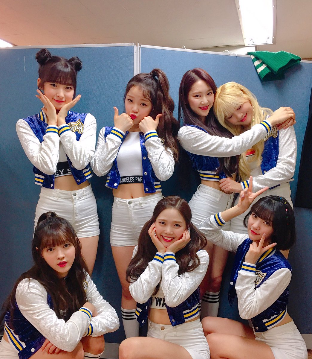 _WM_OHMYGIRL's tweet photo. [#OhTimes] 2016 연말 결산 뮤직뱅크에서 만난 #오마이걸 멤버들의 포토타임 📸 https://t.co/6gabkY71Mw