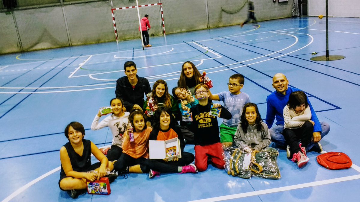 SantLlorencKC's tweet photo. Adéu el 2016 amb els més petits dl @SantLlorencKC amb un berenar i diferents partits. #BON #NADAL
#korfbal #SLKC #elsmespetits #korfbalkids https://t.co/1JomY1iYv2