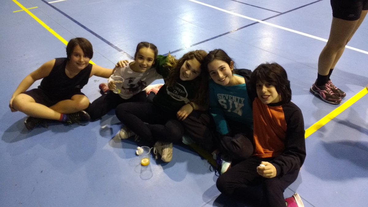 SantLlorencKC's tweet photo. Adéu el 2016 amb els més petits dl @SantLlorencKC amb un berenar i diferents partits. #BON #NADAL
#korfbal #SLKC #elsmespetits #korfbalkids https://t.co/1JomY1iYv2