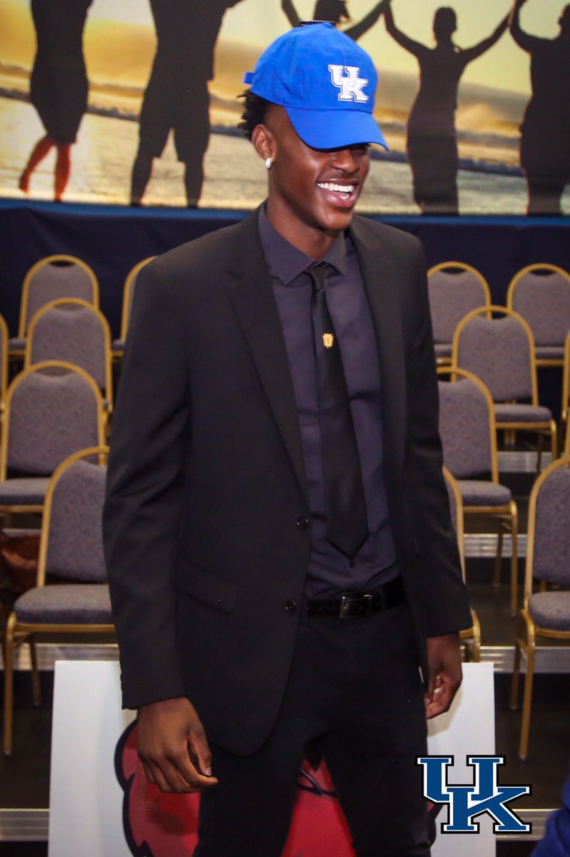 JVando's tweet image. Feels good to be a Wildcat!! #BBN 🔵⚪️🔵⚪️🔵⚪️ #Godsplan