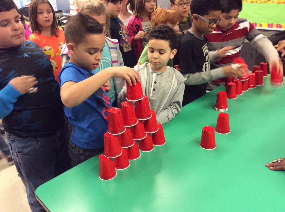 Class party fun! #kidtweet #merrychristmas #teamwork <a href="/MrsShermanWTSD/">Mrs. Sherman</a> @Lafayette_25