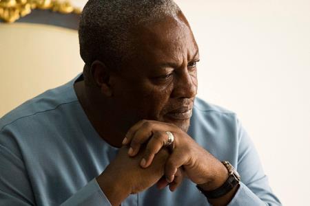 GhanaliveTwitt's tweet photo. #Mahama #express condolence over casualties of La #gas #explosion
#GhanaNews #NDC2016 #SabolaiRadio2016
https://t.co/zyTOXgLmhP https://t.co/WtDFTkvsp9
