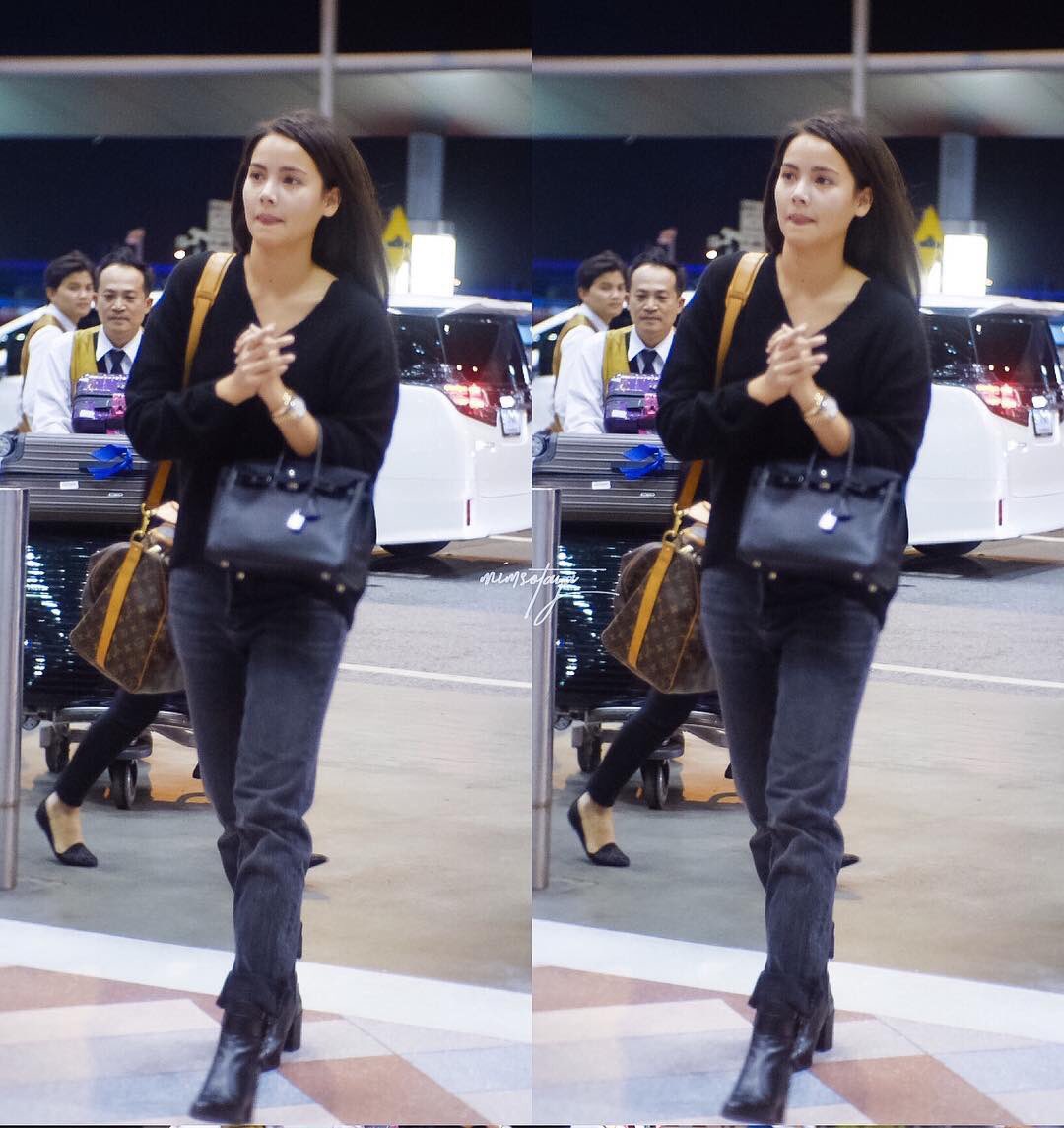 r_mystica's tweet photo. #ญาญ่า #AirportFashion หน้าสด ยีนส์ บู้ท #HermesBirkin25 #LVKeepAllMonogram45 #RolexBoysize คือเท่ห์ คือคลาสซี่ คือฮิปสเตอร์ 23/12/2559 🙏🏻📸 https://t.co/xvwtLp3qvl